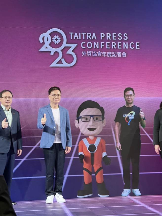 外貿協會今舉行2023年度記者會，面臨經濟衰退的一年，貿協董事長黃志芳(左)宣示，布局四大市場協助廠商拓展外銷。(圖／王玉樹攝)