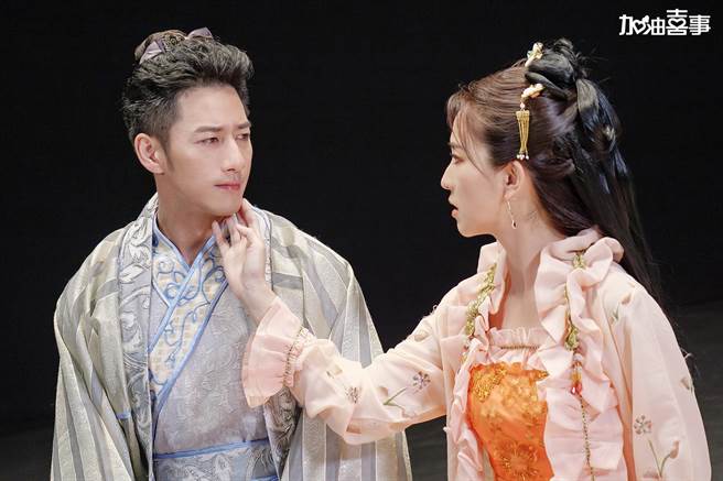周晓涵、周孝安难得穿上古装演武林剧场。（TVBS提供）