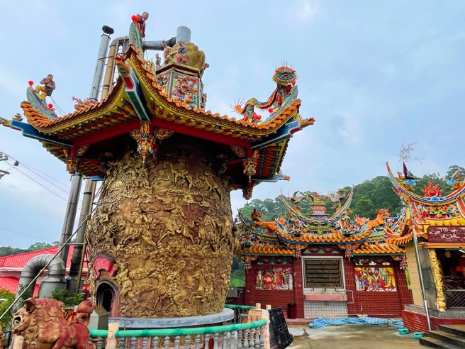 ▲八里五福宫有北部最大天官财库金炉，在这里补财库，有三十六天官帮你守护财库。(图／八里区公所)
