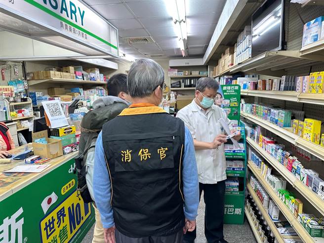 北市消保官及卫生局29日赴文山区某药局查核药师是否违反《公平交易法》。（蔡佩珈摄）