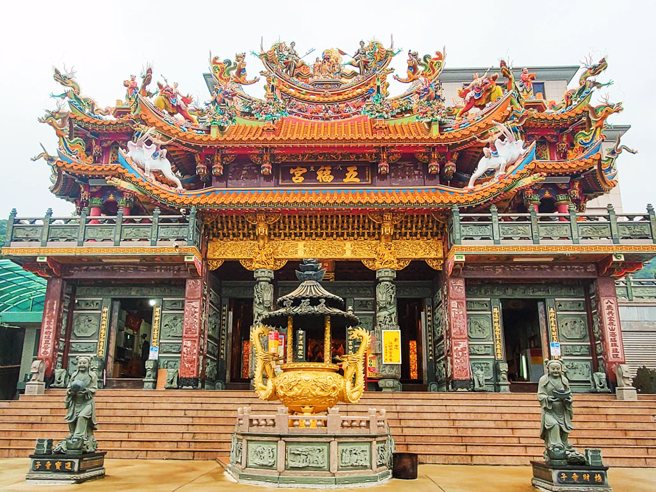 ▲八里五福宫主祀天官武财神，是过年必拜财神庙。(图／八里区公所)
