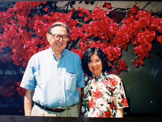 国际知名汉学家丁爱博（Albert E. Dien）在台湾师范大学学习中文期间，也接触闽南语，与出身鹿港书香门第的丁淑芳结为夫妻，成为台湾女婿。(国图提供／李侑珊台北报导)