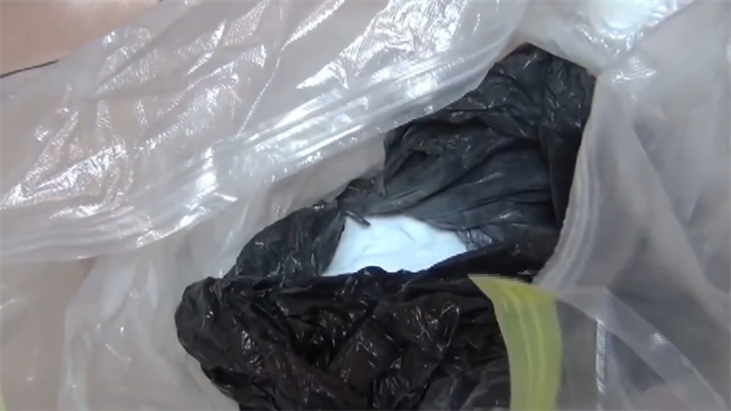 花莲警方和高雄地方检察署携手破获高雄一处民宅内的毒品分装场，当场查扣近百公斤的毒品原料，成功杜绝该批毒品流入市面，并将刘男等9人移送法办。（花莲县警局提供／罗亦晽花莲传真）