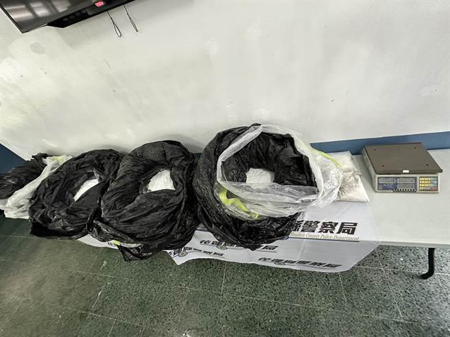 雄检、花警联手，在高雄一处民宅侦破毒品分装场。（花莲县警局提供／罗亦晽花莲传真）