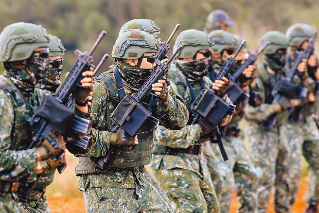 义务役役期将延长为1年，图为陆军进行射击训练。（中时资料照）