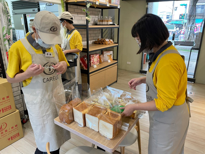 ▲南门公园庇护商店员工进行上架陈列工作。
(图／桃园市政府劳动局提供)
