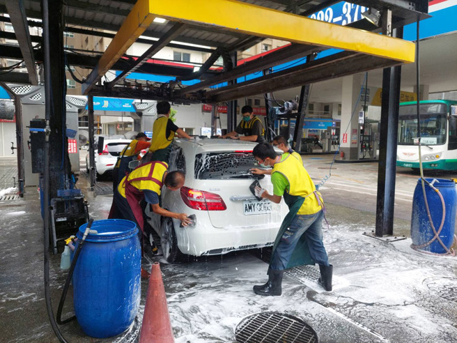 ▲身障职业训练专业汽车美容班学员术科操作。
(图／桃园市政府劳动局提供)
