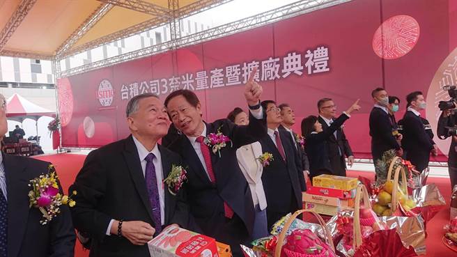 台积电董事长刘德音（红领带者）向行政院副院长沈荣津（紫领带者）说明上梁仪式的过程。（程炳璋摄）