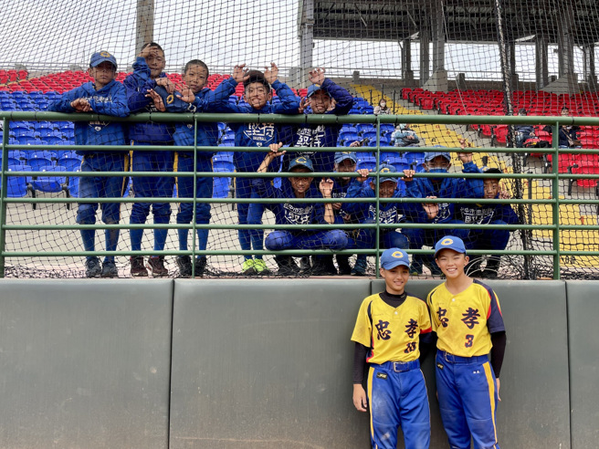 台中忠孝A靠著羅宇彥（前排左）6局1安打完封奪下季軍。（毛琬婷攝）