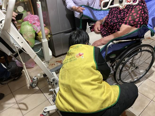「臺北市政府社会局委托财团法人第一社会福利基金会办理臺北市南区辅具中心」，透过专业辅具评估人员，到宅访视确认蔡阿嬷家中的照顾环境与儿子照护上的困难后，建议比较理想适合蔡阿嬷的移位方式是使用电动操作的移位机。（第一社福基金会提供／林良齐台北传真）