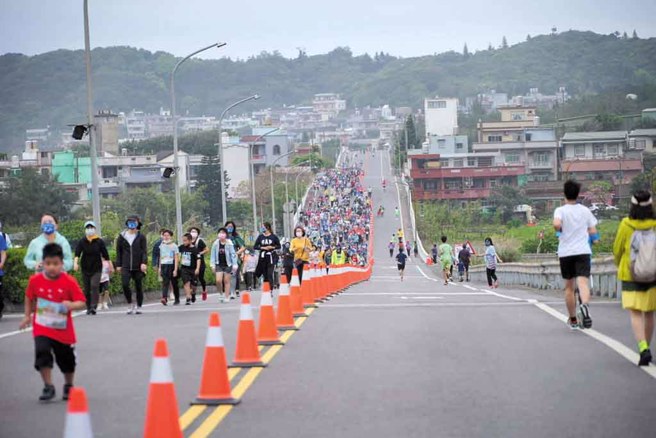 ▲清水莲花田旁正是有波浪路之称的磺清路，也是每年举办万金石路跑及金山路跑必经的特色路线。(图／金山区公所)

