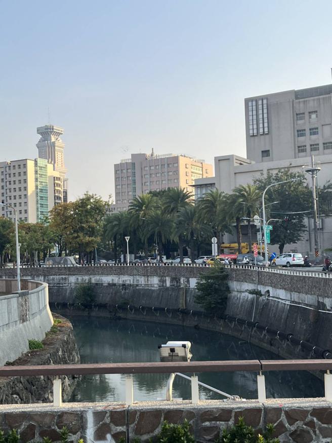 111年高市水利局于爱河支线宝珠沟排水推动「智慧水利监测密网计画」(高雄市水利局提供) 