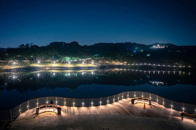 ▲青草湖夜景。(图／新竹市政府提供)
