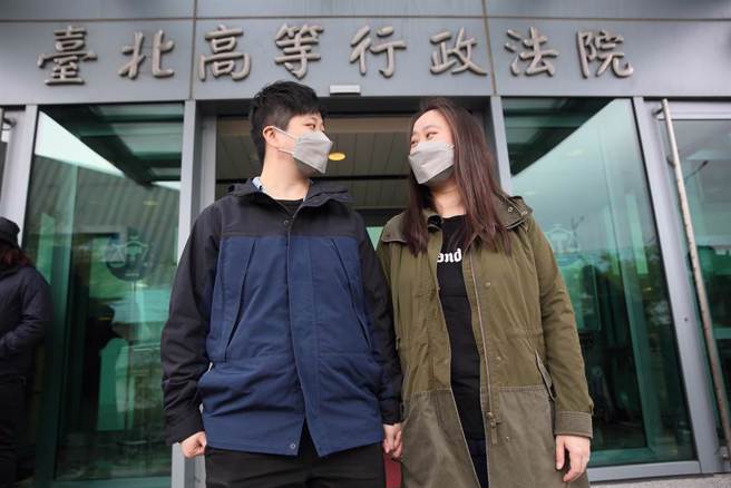 已在美國結婚的台灣女性「貓貓」（右）和香港人「阿雪」（左）獲北巿信義戶政所登記同婚後，突遭撤銷而興訟，台北高等行政法院29日判兩人勝訴，認為兩人婚姻登記存在，此也是跨國同婚案件的第5勝。（張鎧乙攝）