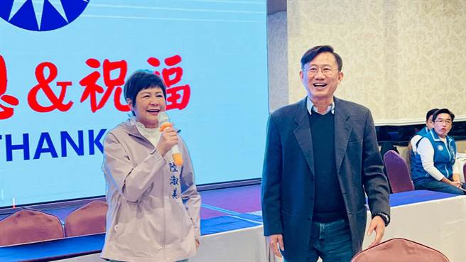 国民党高雄市党部主委许福明（右）日前口头请辞，今「惜别宴」，前国民党高市副议长陆淑美（左）到场致意。（柯宗纬摄）