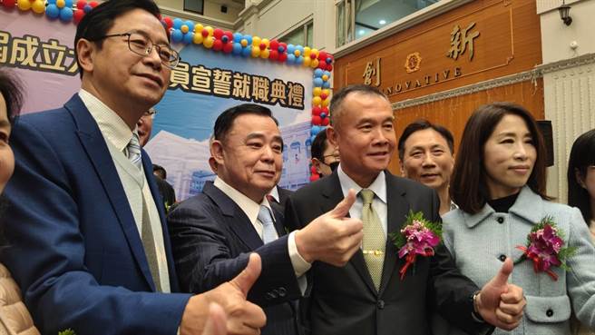 桃園市長張善政（左一）選前推出老人三節禮金從2000元提高至2500元，並刪除排富條款，他就任後，明年春節就可以上路。（本報資料照片）