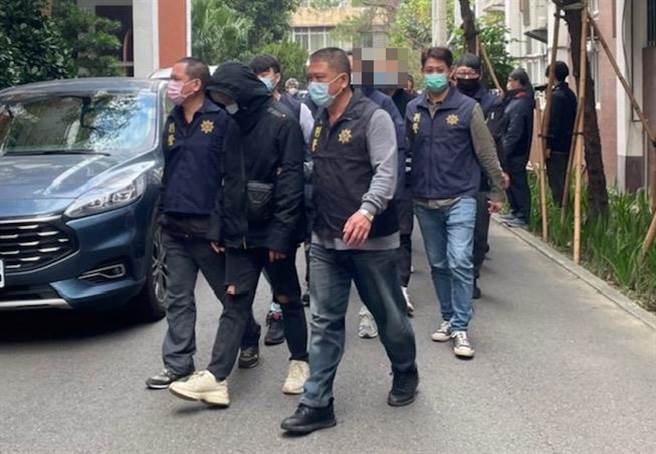 苗栗县铜锣乡28日爆发帮派兄弟群殴砸车伤人事件，警方拘提20人到案。（读者提供／谢明俊苗栗传真）