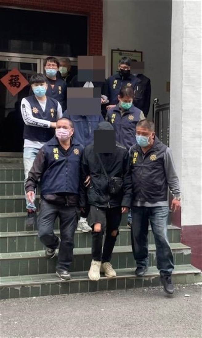 苗栗县铜锣乡28日爆发帮派兄弟群殴砸车伤人事件，警方拘提20人到案。（读者提供／谢明俊苗栗传真）