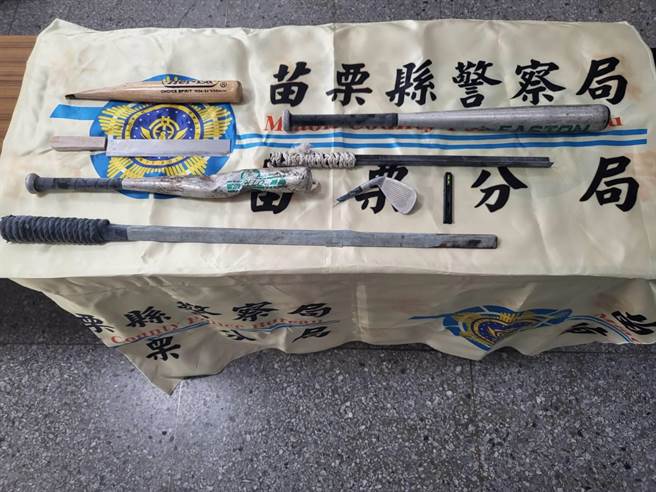 疑似因废土纠纷爆衝突，苗栗县铜锣乡28日爆发帮派兄弟群殴砸车伤人事件，警方起获作案棍棒等证物。（读者提供／谢明俊苗栗传真）