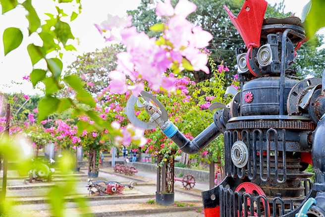 ▲艺术工作者创作与糖厂景物融为一体，成为最佳装置艺术。(图／高雄市政府新闻局提供)
