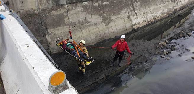 麻豆一名70歲老翁跌落麻豆區麻學路埤頭橋下，幸有爛泥巴緩衝保住一命。（讀者提供／張毓翎台南傳真）