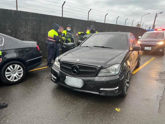 基隆市警方28日上午查获黄姓男子持有3把改造枪支以及二级毒品大麻。（基隆市警局提供／张志康基隆传真）