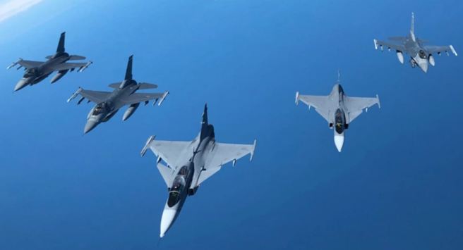 美国科罗拉多州空军国民警卫队驾驶F-16，和瑞典空军JAS-39「狮鹫」（Gripen）战机在波罗的海上空编队飞行的檔案照。（五角大厦国防视觉资讯发布服务单位/DVIDS）