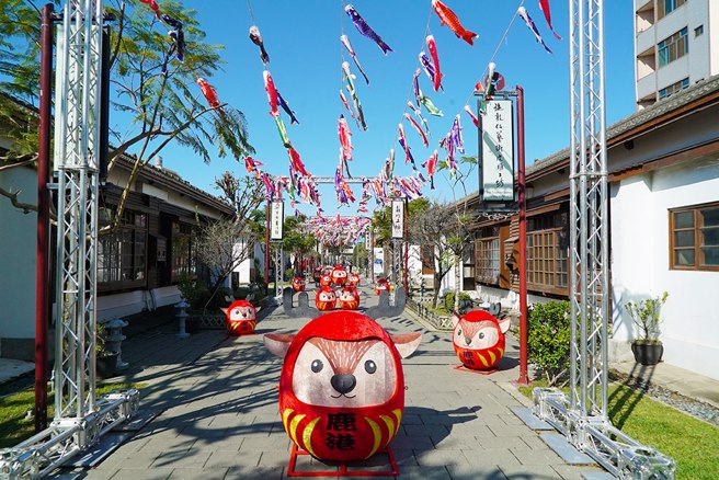 鹿港桂花巷艺术村「小鹿不倒翁」装置艺术。(图／鹿港镇公所提供)

