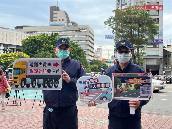 台中市27日发生公车撞行人致2死憾事，台中市政府警察局第二分局29日统合警力，持续加强取缔汽、机车不暂停礼让行人先行通过等重大交通违规行为。（中市警二分局提供／潘虹恩台中传真）