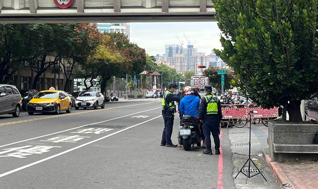 台中市27日发生公车撞行人致2死憾事，台中市政府警察局第二分局29日统合警力，并于辖内行人穿越及行车转向交织频繁的路口进行宣导。（中市警二分局提供／潘虹恩台中传真）