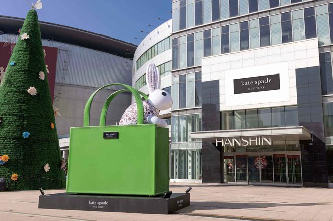 纽约轻奢品牌Kate Spade 全店使用视线穿透的落地窗风格视角 。（Kate Spade提供）