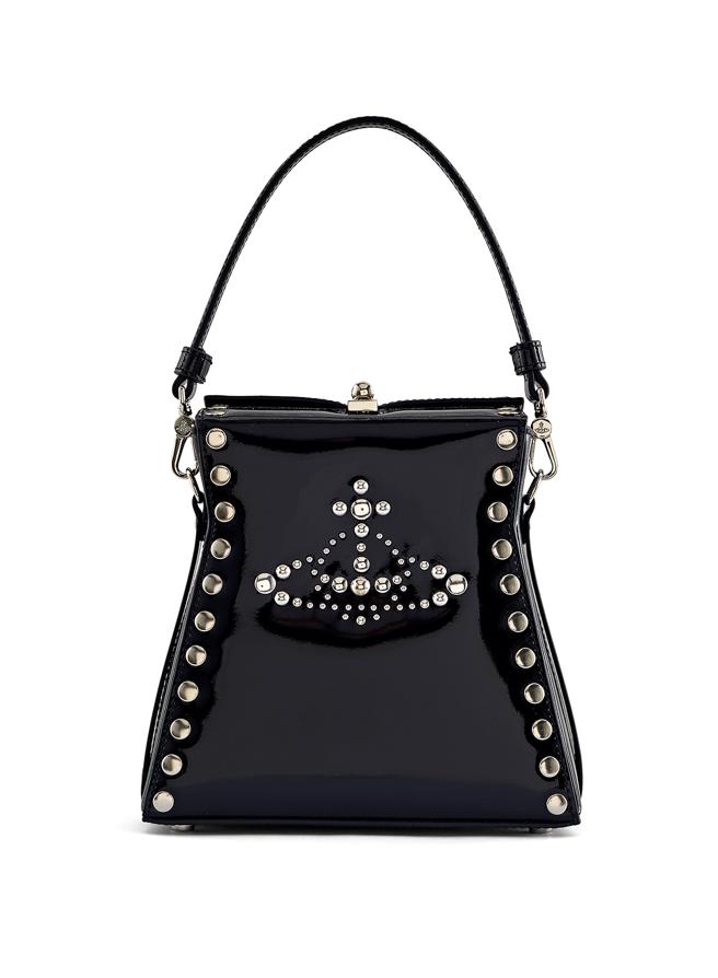 Vivienne Westwood Hazel 系列漆皮黑钟摆包，2万3000元。 （Vivienne Westwood 提供）