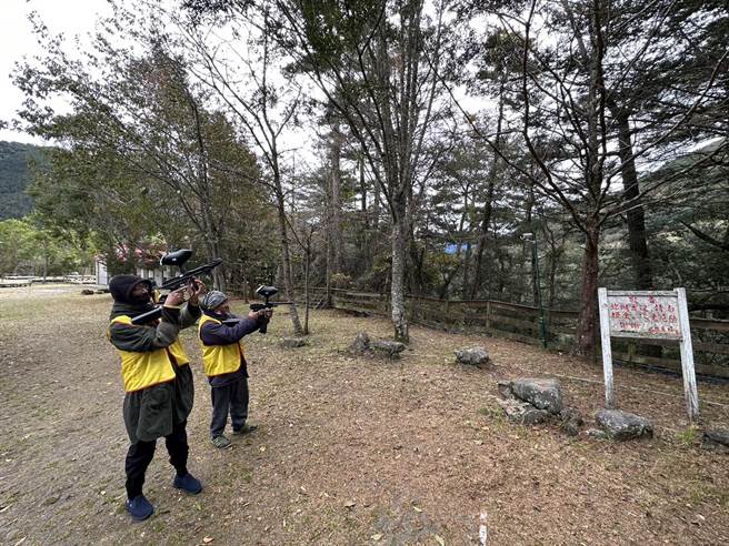 武陵驱猴队29日正式成军，明年元旦开始于武陵地区全区巡护。（东势林管处提供／陈淑娥台中传真）