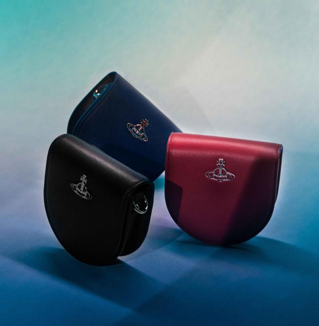 Vivienne Westwood Smooth 系列皮革迷你包，分别黑、红、蓝三款色系，1万5800 元。 （Vivienne Westwood 提供）