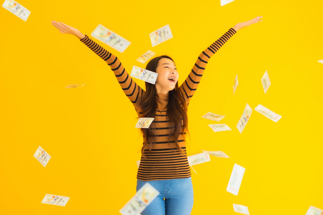 生肖虎、生肖马、生肖牛在中年后财运将会越来越好。（示意图／Shutterstock）