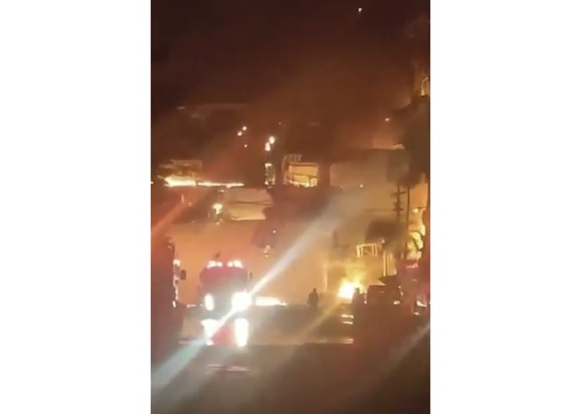 柬埔寨巴比（Poipet）的鑽石城賭場大飯店（Grand Diamond City）爆發火災。（圖／美聯社）