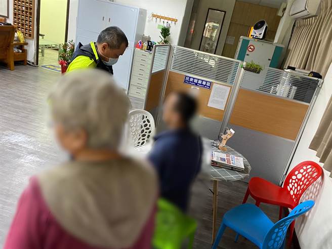 基隆市警局第四分局協助民眾安撫身心障礙而情緒暴衝的兒子。（基隆市警局提供／張志康基隆傳真）