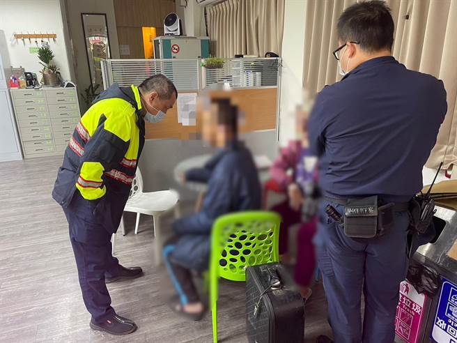 基隆市警局第四分局協助民眾安撫身心障礙而情緒暴衝的兒子。（基隆市警局提供／張志康基隆傳真）