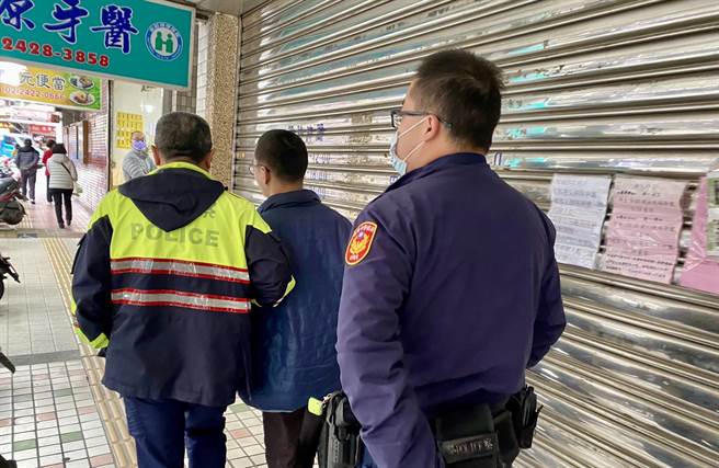 基隆市警局第四分局協助民眾安撫身心障礙而情緒暴衝的兒子。（基隆市警局提供／張志康基隆傳真）