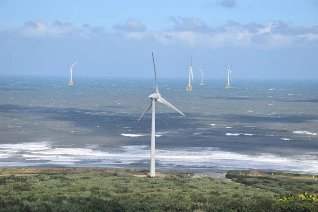 後龍鎮好望角風景區擁有絕佳視野，西方台灣海峽有多座離岸風車。（謝明俊攝）