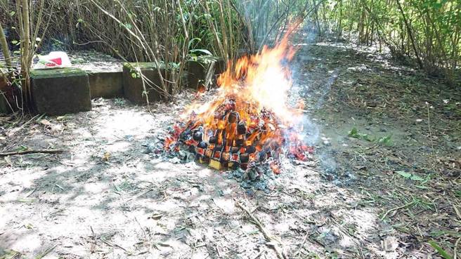 警方为求白骨案侦破，中元节还在山区烧了大量金纸给陈姓女死者。（读者提供／程炳璋台南传真）