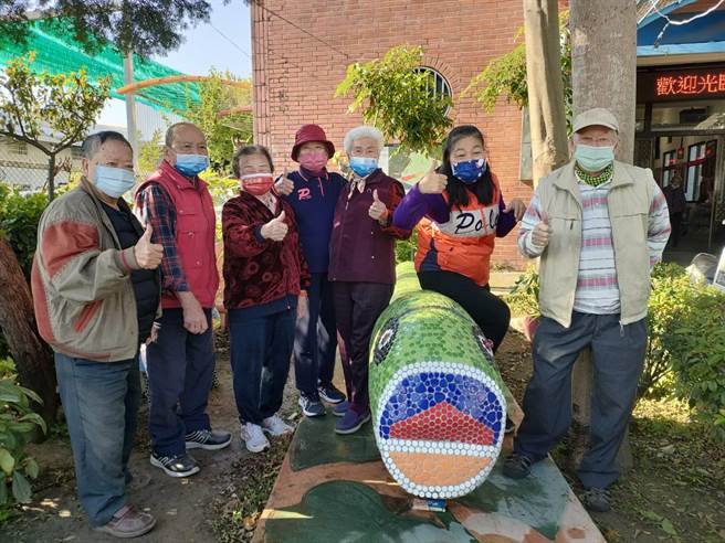 台中市乌日区五光社区发展协会利用社区土地打造共食农园，并用多彩磁砖拼贴出农村风景与趣味街道家具。（潘虹恩摄）