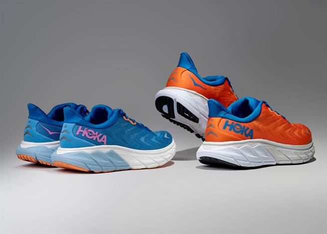 HOKA Arahi 6女款主打色天蓝城堡蓝，男款主打色活力橘城堡蓝，4580元。（HOKA提供）