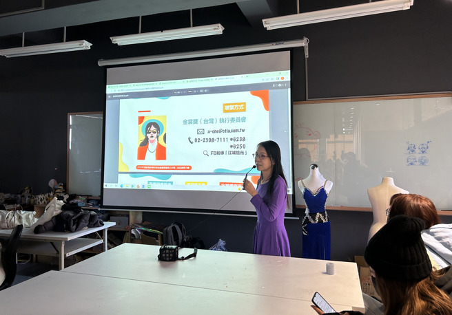金裳奖执行委员会王雅芬执行长说明本次赛事相关办法，让同学们更好地了解活动。（图/长江杯金裳奖执委会提供）