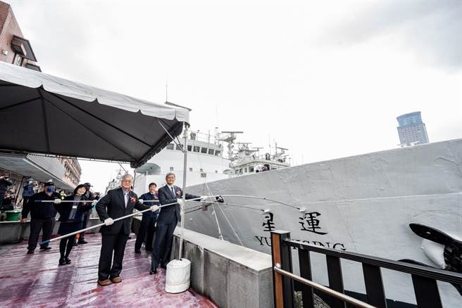 财政部关务署吴慧燕主任秘书（左1）、国立高雄科技大学俞克维副校长（左2）、交通部祁文中次长（右2）、航港局叶协隆局长（右1）共同出席运星舰除役典礼。（航港局提供／张志康基隆传真）