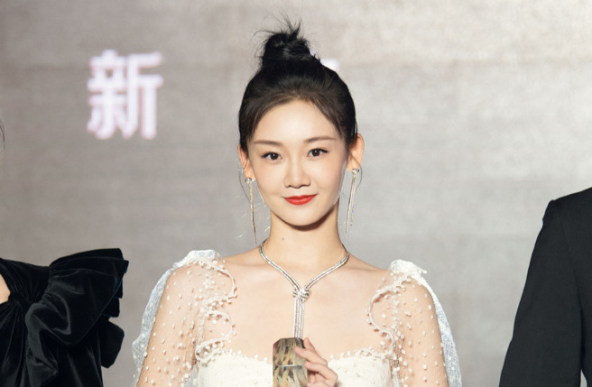 大陆女星苗苗气质清新、古典。（图／微博）