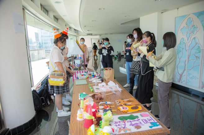 嘉南药理大学婴幼儿保育系28日举办「2022全国儿童教玩具竞赛暨应用研习」活动，吸引来自全国各高中职及五专学生，共49组队伍，近200名学生同场竞技。(照片/嘉南药理大学提供)