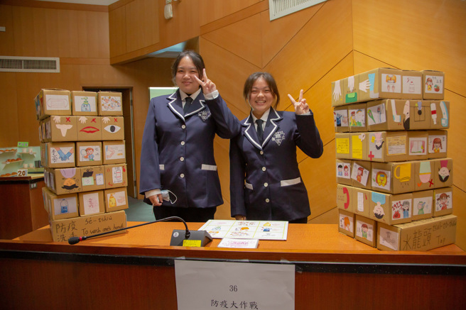 第二名的嘉义家职同学以防疫作为主题，利用废弃的纸箱做成迭迭乐，将防疫观念用中英台语言写在纸箱上，让幼儿玩游戏的同时还能训练观察力、学习语言表达及增强防疫观念。(照片/嘉南药理大学提供)