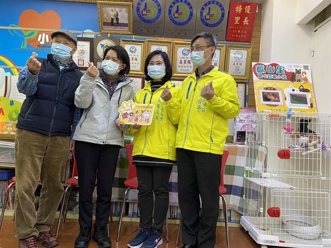 新北市动保处与三峡鸢山里长周文美合作成立爱心认养小栈。（新北市动保处提供）