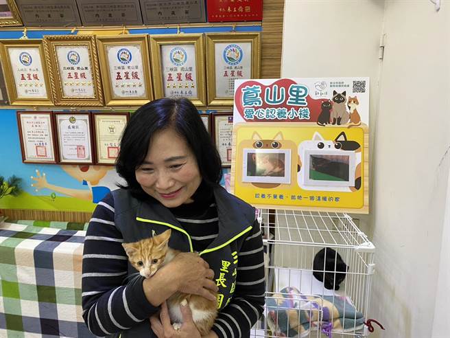 鸢山里里长周文美相当喜爱动物。（新北市动保处提供）